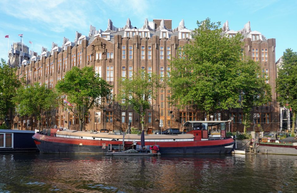 Hoeveel kost parkeren bij een hotel in het centrum van Amsterdam per nacht in 2026