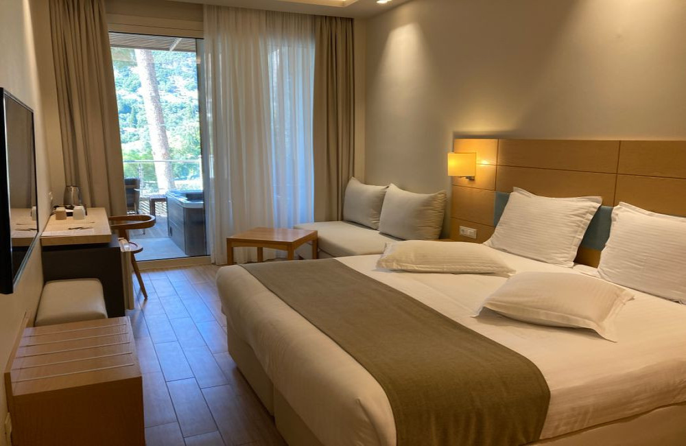 Hoeveel kost een familiekamer in een hotel aan de Spaanse kust in augustus 2026