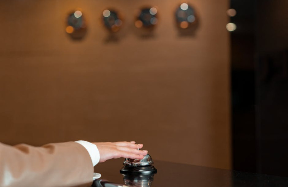 Wat is een no show bij een hotelboeking en welke kosten kan een hotel rekenen